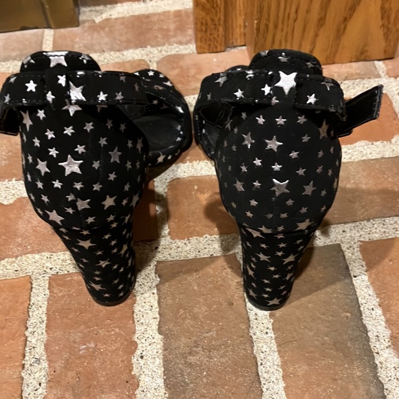 NWOB sz 7.5 Madden girl black w silver stars heels - Picture 2 of 4